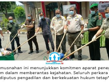 Kepala Satpol PP Kukar, Arfan Boma Pratama, mengapresiasi komitmen Kejari Kukar dan aparat penegak hukum dalam memberantas kejahatan saat menghadiri pemusnahan barang rampasan perkara berkekuatan hukum tetap di Aula Kejari Kukar, Selasa (20/10/2026). Foto: Indirwan.