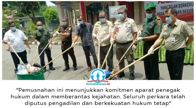 Kepala Satpol PP Kukar, Arfan Boma Pratama, mengapresiasi komitmen Kejari Kukar dan aparat penegak hukum dalam memberantas kejahatan saat menghadiri pemusnahan barang rampasan perkara berkekuatan hukum tetap di Aula Kejari Kukar, Selasa (20/10/2026). Foto: Indirwan.