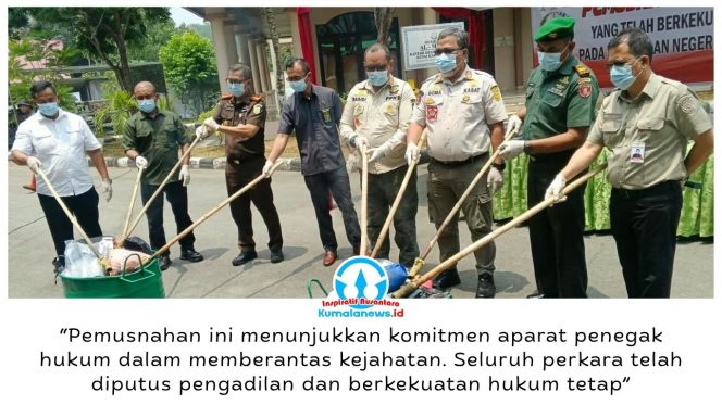 
 Kepala Satpol PP Kukar, Arfan Boma Pratama, mengapresiasi komitmen Kejari Kukar dan aparat penegak hukum dalam memberantas kejahatan saat menghadiri pemusnahan barang rampasan perkara berkekuatan hukum tetap di Aula Kejari Kukar, Selasa (20/10/2026). Foto: Indirwan.