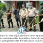 Kepala Satpol PP Kukar, Arfan Boma Pratama, mengapresiasi komitmen Kejari Kukar dan aparat penegak hukum dalam memberantas kejahatan saat menghadiri pemusnahan barang rampasan perkara berkekuatan hukum tetap di Aula Kejari Kukar, Selasa (20/10/2026). Foto: Indirwan.
