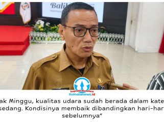 Kepala DLH Kota Balikpapan, Sudirman Djayaleksana, menyampaikan kualitas udara mulai membaik berdasarkan pemantauan alat Air Quality Monitoring System (AQMS) setelah sebelumnya memburuk akibat kabut asap. Foto: M Hilmansyah.