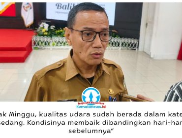 Kepala DLH Kota Balikpapan, Sudirman Djayaleksana, menyampaikan kualitas udara mulai membaik berdasarkan pemantauan alat Air Quality Monitoring System (AQMS) setelah sebelumnya memburuk akibat kabut asap. Foto: M Hilmansyah.