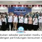 Pj Sekda Kota Balikpapan, Agus Budi Prasetyo, bersama narasumber dan peserta sosialisasi serta edukasi perlindungan konsumen yang melibatkan BPKN RI di Balikpapan, Rabu (21/10/2026). Foto: M Hilmansyah.