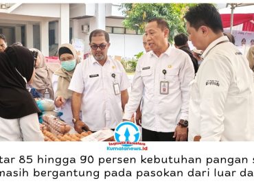 Pj Sekda Kota Balikpapan, Agus Budi Prasetyo, didampingi Kepala DKP3 Sri Wahjuningsih dan Kepala Disdag Haemusri Umar, meninjau stan Gerakan Pangan Murah (GPM) di halaman parkir Balai Kota Balikpapan, Rabu (21/10/2026). Foto: M Hilmansyah.