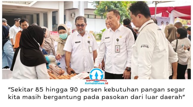 Pj Sekda Kota Balikpapan, Agus Budi Prasetyo, didampingi Kepala DKP3 Sri Wahjuningsih dan Kepala Disdag Haemusri Umar, meninjau stan Gerakan Pangan Murah (GPM) di halaman parkir Balai Kota Balikpapan, Rabu (21/10/2026). Foto: M Hilmansyah.