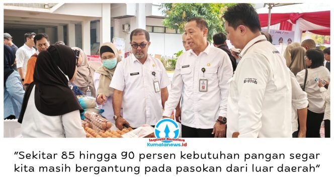 
 Pj Sekda Kota Balikpapan, Agus Budi Prasetyo, didampingi Kepala DKP3 Sri Wahjuningsih dan Kepala Disdag Haemusri Umar, meninjau stan Gerakan Pangan Murah (GPM) di halaman parkir Balai Kota Balikpapan, Rabu (21/10/2026). Foto: M Hilmansyah.