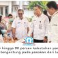 Pj Sekda Kota Balikpapan, Agus Budi Prasetyo, didampingi Kepala DKP3 Sri Wahjuningsih dan Kepala Disdag Haemusri Umar, meninjau stan Gerakan Pangan Murah (GPM) di halaman parkir Balai Kota Balikpapan, Rabu (21/10/2026). Foto: M Hilmansyah.