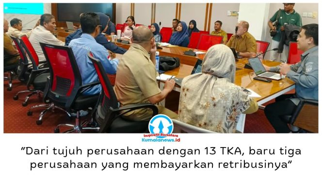
 Distransnaker Kukar menggelar sosialisasi penggunaan tenaga kerja asing (TKA) bersama sejumlah perusahaan untuk mengoptimalkan penerimaan retribusi daerah di ruang rapat Disperkim Kukar, Selasa (20/10/2026). Dari tujuh perusahaan yang mempekerjakan 13 TKA, baru tiga perusahaan yang telah membayar retribusi. Foto: Indirwan.