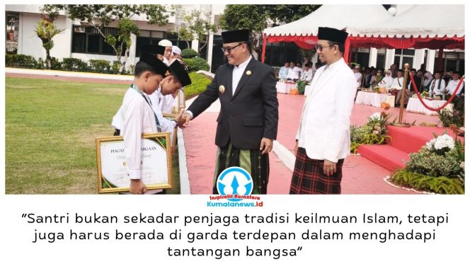 
 Wakil Wali Kota Balikpapan, Bagus Susetyo, didampingi Kakandepag Balikpapan, Masrivani, menyerahkan medali dan piagam penghargaan kepada santri berprestasi pada peringatan Hari Santri Nasional 2026 di halaman Balai Kota Balikpapan, Kamis (22/10/2026). Foto: M Hilmansyah.