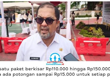 Kepala Dinas Perdagangan Kota Balikpapan, Haemusri Umar, menunjukkan inovasi paket pangan murah berisi berbagai kebutuhan pokok dengan harga Rp110.000 hingga Rp150.000 per paket untuk membantu meringankan pengeluaran masyarakat. Foto: M Hilmansyah.