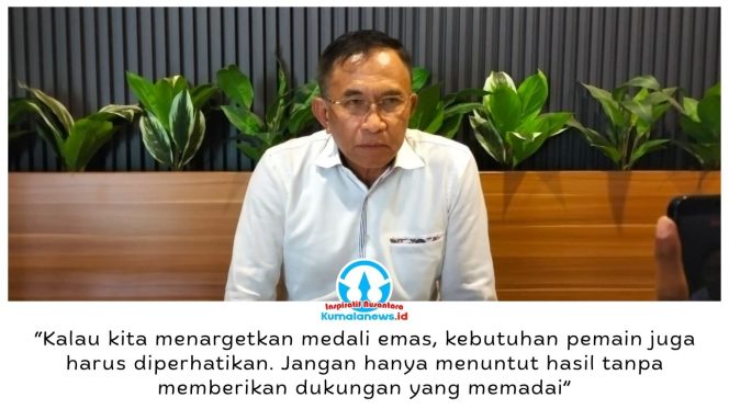 
 Plt Ketua PSSI Kota Samarinda sekaligus anggota DPRD Samarinda, Joha Fajal, memberikan dukungan kepada tim sepak bola yang dipersiapkan menghadapi POPROV mendatang melalui bantuan uang transportasi serta perhatian terhadap kebutuhan makanan, nutrisi, dan vitamin untuk menunjang kebugaran atlet. Foto: Yana Ashari.
