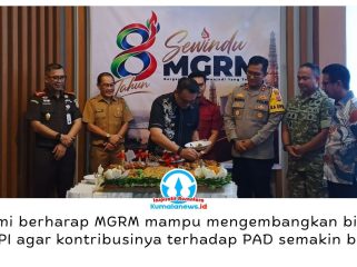 Bupati Kutai Kartanegara, Aulia Rahman Basri, menghadiri peringatan HUT ke-8 atau Sewindu PT Mahakam Gerbang Raja Migas (MGRM) yang ditandai dengan prosesi pemotongan tumpeng. Foto: Indirwan.