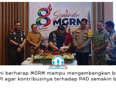 Bupati Kutai Kartanegara, Aulia Rahman Basri, menghadiri peringatan HUT ke-8 atau Sewindu PT Mahakam Gerbang Raja Migas (MGRM) yang ditandai dengan prosesi pemotongan tumpeng. Foto: Indirwan.