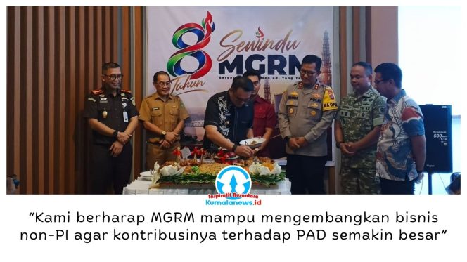 
 Bupati Kutai Kartanegara, Aulia Rahman Basri, menghadiri peringatan HUT ke-8 atau Sewindu PT Mahakam Gerbang Raja Migas (MGRM) yang ditandai dengan prosesi pemotongan tumpeng. Foto: Indirwan.