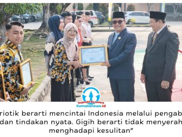 Wakil Wali Kota Balikpapan, Bagus Susetyo, didampingi Anggota DPRD Gasali, menyerahkan piagam penghargaan kepada pemuda berprestasi pada peringatan Hari Sumpah Pemuda ke-98 di Lapangan Tenis Stadium Balikpapan, Rabu (28/10/2026). Foto: Hilmansyah.