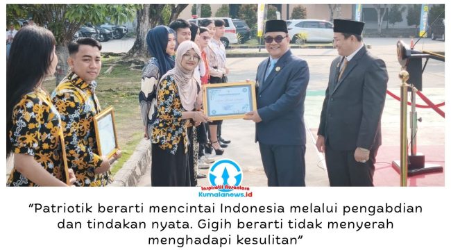 Wakil Wali Kota Balikpapan, Bagus Susetyo, didampingi Anggota DPRD Gasali, menyerahkan piagam penghargaan kepada pemuda berprestasi pada peringatan Hari Sumpah Pemuda ke-98 di Lapangan Tenis Stadium Balikpapan, Rabu (28/10/2026). Foto: Hilmansyah.