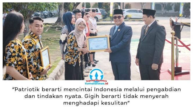 
 Wakil Wali Kota Balikpapan, Bagus Susetyo, didampingi Anggota DPRD Gasali, menyerahkan piagam penghargaan kepada pemuda berprestasi pada peringatan Hari Sumpah Pemuda ke-98 di Lapangan Tenis Stadium Balikpapan, Rabu (28/10/2026). Foto: Hilmansyah.