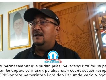 Ketua Komisi II DPRD Kota Samarinda, Iswandi, menyampaikan perlunya penataan aktivitas UMKM dan penyelenggaraan event di Teras Samarinda agar tetap selaras dengan fungsi ruang terbuka hijau, usai memimpin audiensi PUMKMB di DPRD Kota Samarinda, Rabu (28/10/2026). Foto: Yana Ashari.