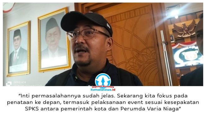 
 Ketua Komisi II DPRD Kota Samarinda, Iswandi, menyampaikan perlunya penataan aktivitas UMKM dan penyelenggaraan event di Teras Samarinda agar tetap selaras dengan fungsi ruang terbuka hijau, usai memimpin audiensi PUMKMB di DPRD Kota Samarinda, Rabu (28/10/2026). Foto: Yana Ashari.