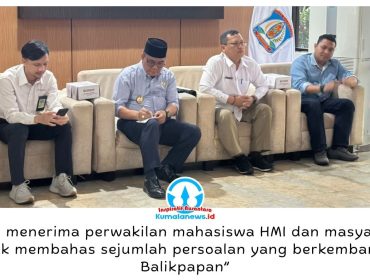 Wakil Wali Kota Balikpapan, Bagus Susetyo, menerima kajian akademis dari Aliansi Balikpapan Melawan dalam audiensi di Kantor Wali Kota Balikpapan, Rabu (28/10/2026). Foto: M Hilmansyah.