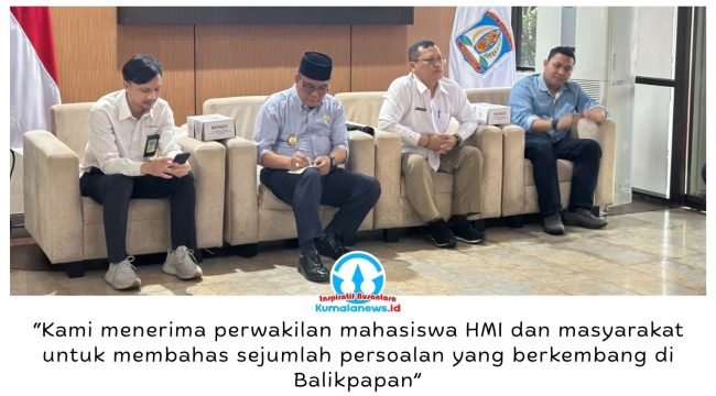 Wakil Wali Kota Balikpapan, Bagus Susetyo, menerima kajian akademis dari Aliansi Balikpapan Melawan dalam audiensi di Kantor Wali Kota Balikpapan, Rabu (28/10/2026). Foto: M Hilmansyah.