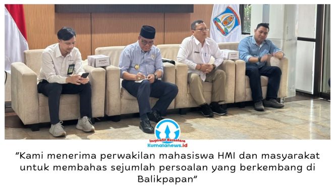 
 Wakil Wali Kota Balikpapan, Bagus Susetyo, menerima kajian akademis dari Aliansi Balikpapan Melawan dalam audiensi di Kantor Wali Kota Balikpapan, Rabu (28/10/2026). Foto: M Hilmansyah.