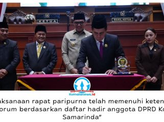 Ketua DPRD Kota Samarinda, Helmi Abdullah, bersama Wali Kota Samarinda, Andi Harun, menandatangani persetujuan bersama lima Raperda, disaksikan pimpinan dan anggota DPRD serta tamu undangan, Rabu (28/10/2026) malam. Foto: Humas Pemkot Kota Samarinda.