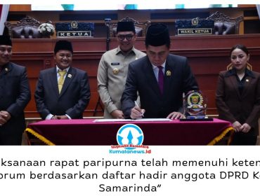 Ketua DPRD Kota Samarinda, Helmi Abdullah, bersama Wali Kota Samarinda, Andi Harun, menandatangani persetujuan bersama lima Raperda, disaksikan pimpinan dan anggota DPRD serta tamu undangan, Rabu (28/10/2026) malam. Foto: Humas Pemkot Kota Samarinda.