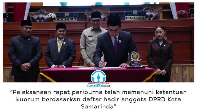 
 Ketua DPRD Kota Samarinda, Helmi Abdullah, bersama Wali Kota Samarinda, Andi Harun, menandatangani persetujuan bersama lima Raperda, disaksikan pimpinan dan anggota DPRD serta tamu undangan, Rabu (28/10/2026) malam. Foto: Humas Pemkot Kota Samarinda.