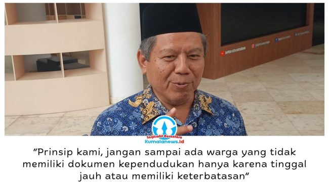 Plt. Kepala Disdukcapil Kukar, Muhammad Iryanto, menjelaskan inovasi Payung Carek Plus untuk memperluas pelayanan dokumen kependudukan melalui sistem jemput bola, khususnya bagi masyarakat di wilayah terpencil dan warga dengan keterbatasan akses pelayanan. Foto: Indirwan.
