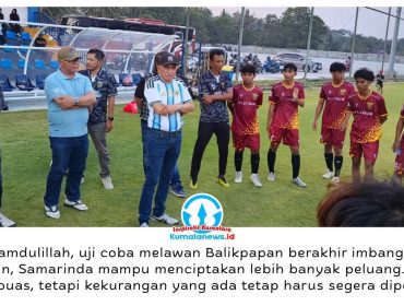 Plt Ketua Askot PSSI Kota Samarinda, Joha Fajal, mengapresiasi performa tim sepak bola Porprov Samarinda yang bermain imbang 2-2 saat menghadapi tim Porprov Balikpapan dalam laga uji coba sebagai bagian dari persiapan menuju Porprov. Foto: Yana Ashari.