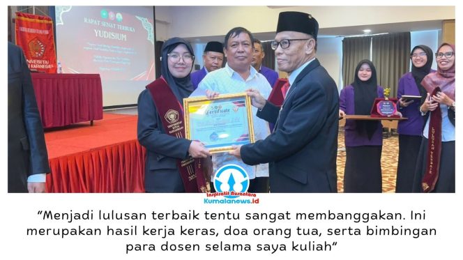 
 Putri Aisyah Mardiah, lulusan terbaik Program Studi Teknologi Pendidikan FKIP Unikarta, didampingi orang tuanya menerima penghargaan dari Dekan FKIP Unikarta, Suid Saidi, dalam Rapat Senat Terbuka Yudisium di Ballroom Hotel Grand Fatma Tenggarong, Sabtu (31/10/2026). Foto: Fairuzzabady.