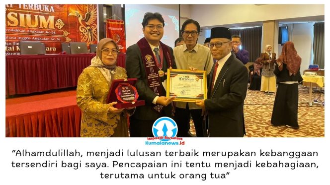 
 Hasan Wardana, lulusan terbaik Program Studi Pendidikan Bahasa Inggris FKIP Unikarta, didampingi orang tuanya menerima penghargaan dari Dekan FKIP Unikarta, Suid Saidi, dalam Rapat Senat Terbuka Yudisium di Ballroom Hotel Grand Fatma Tenggarong, Sabtu (31/10/2026). Foto: Fairuzzabady.