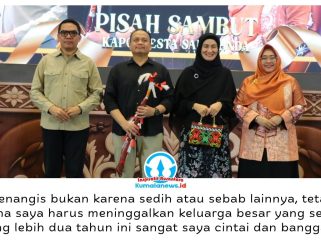 Kapolresta Samarinda lama, Kombes Pol. Hendri Umar, menyampaikan sambutan penuh haru saat acara pisah sambut dengan Kapolresta Samarinda baru, Kombes Pol. Eko Novan Prasetyo Puspito, di Hotel Fugo Samarinda, Jumat (30/10/2026) malam. Hendri mengenang perjalanan pengabdiannya selama kurang lebih dua tahun sekaligus menyampaikan terima kasih kepada seluruh keluarga besar Polresta Samarinda dan unsur masyarakat. Foto: Humas Pemkot Samarinda.