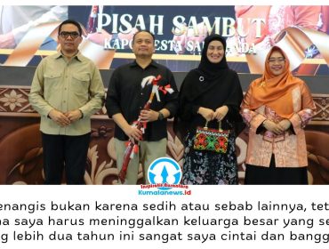 Kapolresta Samarinda lama, Kombes Pol. Hendri Umar, menyampaikan sambutan penuh haru saat acara pisah sambut dengan Kapolresta Samarinda baru, Kombes Pol. Eko Novan Prasetyo Puspito, di Hotel Fugo Samarinda, Jumat (30/10/2026) malam. Hendri mengenang perjalanan pengabdiannya selama kurang lebih dua tahun sekaligus menyampaikan terima kasih kepada seluruh keluarga besar Polresta Samarinda dan unsur masyarakat. Foto: Humas Pemkot Samarinda.