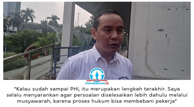 Ketua Komisi IV DPRD Kota Samarinda, Mohammad Novan Syahronny Pasie, mendorong penyelesaian persoalan ketenagakerjaan melalui dialog dan musyawarah antara pekerja dan perusahaan sebelum menempuh jalur hukum. Hal tersebut disampaikannya usai menjadi pemateri dalam talkshow bertema “Beda Suara, Satu Tujuan” di Aula Dinas Perpustakaan dan Kearsipan Kota Samarinda, Jumat (30/10/2026). Foto: Ratu.