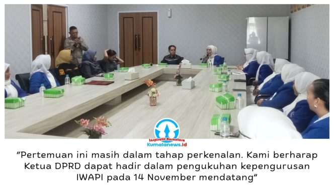 
 Ketua IWAPI Kota Samarinda, Eni Sulastri, bersama Ketua DPRD Samarinda, Helmi Abdullah, dan jajaran Komisi IV DPRD usai audiensi di Ruang Ketua DPRD Samarinda, Selasa (27/10/2026). Pertemuan membahas kesiapan IWAPI menjadi mitra strategis pemerintah dan DPRD dalam memperjuangkan aspirasi pengusaha perempuan serta mendorong pengembangan UMKM. Foto: Yana Ashari.