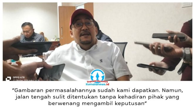 
 Ketua Komisi II DPRD Kota Samarinda, Iswandi, menjelaskan RDP terkait pengaduan pedagang UMKM atas penghentian aktivitas berjualan di kawasan Teras Samarinda pada 26 September 2026. Rapat tersebut digelar untuk mengklarifikasi persoalan dan mencari solusi bersama bagi para pedagang. Foto: Yana Ashari.